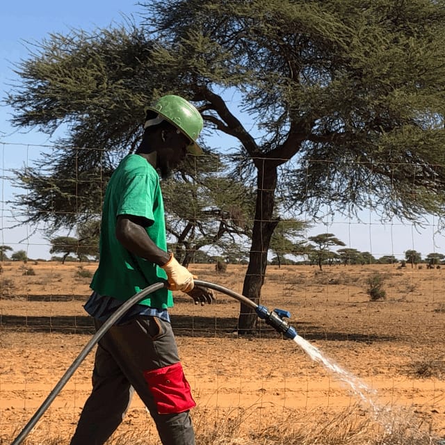 Technicien FiltrePlante préparant les merlons d'un système de lagunage écologique dans la région de Saint-Louis, nord du Sénégal
