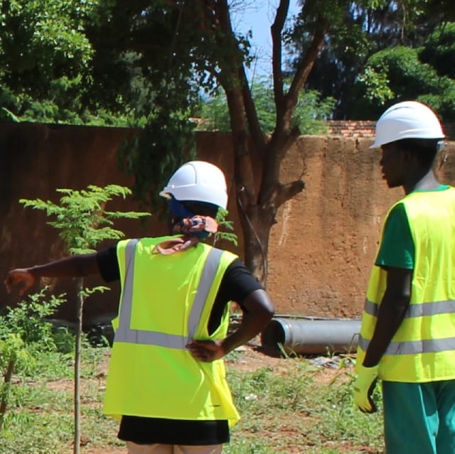 Équipe technique FiltrePlante supervisant la construction d'un système d'assainissement écologique par Filtre Planté de Végétaux au Sénégal