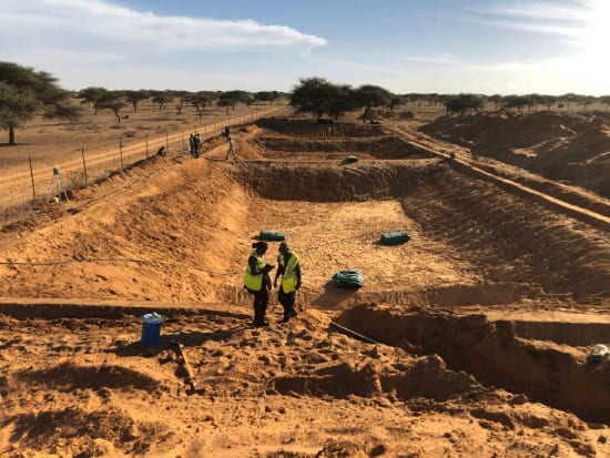 Terrassement de bassins de lagunage pour assainissement écologique en zone aride, travaux réalisés par Filtreplante avec excavation et préparation du terrain pour un système naturel de traitement des eaux usées