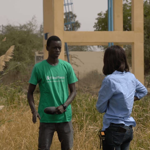 Équipe FiltrePlante en concertation sur un site d'assainissement écologique au Sénégal - Échange technique sur la phase de plantation